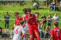 Wenn es sein musste, warfen sich die Eisbachtaler mit Mann und Maus in die Zweikämpfe wie hier Matti Jung (links), Mailik Dag (4. von links) und Moritz Muth (5. von links) gegen den Düsseldorfer Abba Camara (3.. von links).