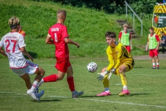 Nicht nur in dieser Szene hat Eisbachtals Schlussmann Tylor Knopp (rechts) genau den richtigen Riecher bewiesen und schnappt sich den Ball vor Eisbären-Kapitän Jannik Faßbender (Mitte) und Düsseldorfs Siwoo Yang (links).