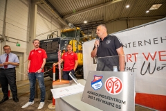Marco Köster (rechts) wird zukünftig auf Eisbachtaler Siete das neue Ausbildungszentrum, das gemeinsam mit dem 1. FSV Mainz 05 um Meikel Schönweitz (2. von links) und Marco Usai (3. von links)  entsteht, koordinieren. Klaus Rohletter als Hausherr der Bauunternehmung Albert Weil AG hörte gespannt der Vorstellung zu.