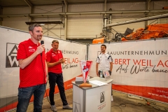 Meikel Schönweitz (links) und Marco Usai (Mitte) vom 1. FSV Mainz 05 stellten das Konzerpt des Ausbildungszentrums, dass die Eisbachtaler Sportfreunde ab 1. Juli sind, näher vor.