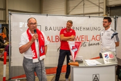 Eisbachtals neuer Trainer Thorsten Wörsdörfer (links) war bei der Vorstellung des neuen Ausbildungszentrums voll des Lobes für die neue Form der Nachwuchsförderung zwischen Mainz 05 und Eisbachtal. Im Lauschen Marco Usai (Mitte) von den Mainzern und Moderator Christopher Schmidt (rechts).