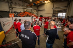 Rund 60 Spieler, Trainer, Eltern und Vorstandsmitglieder waren bei der Unterzeichnung der neuen Partnerschaft zwischen Mainz 05 und den Sportfreunden Eisbachtal in der Baumaschinenwerkstatt der Bauunternehmung Albert Weil AG in Limburg dabei in Limburg dabei.