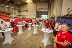 Rund 60 Spieler, Trainer, Eltern und Vorstandsmitglieder waren bei der Unterzeichnung der neuen Partnerschaft zwischen Mainz 05 und den Sportfreunden Eisbachtal in der Baumaschinenwerkstatt der Bauunternehmung Albert Weil AG in Limburg dabei in Limburg dabei.