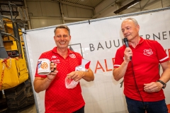 Maroc Usai (links) freute sich über das Gastgeschenk, dass die Eisbachtaler Sportfreunde um Roger Perne (rechts) den Mainzern machten.
