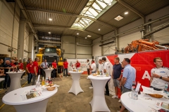 Rund 60 Spieler, Trainer, Eltern und Vorstandsmitglieder waren bei der Unterzeichnung der neuen Partnerschaft zwischen Mainz 05 und den Sportfreunden Eisbachtal in der Baumaschinenwerkstatt der Bauunternehmung Albert Weil AG in Limburg dabei in Limburg dabei.